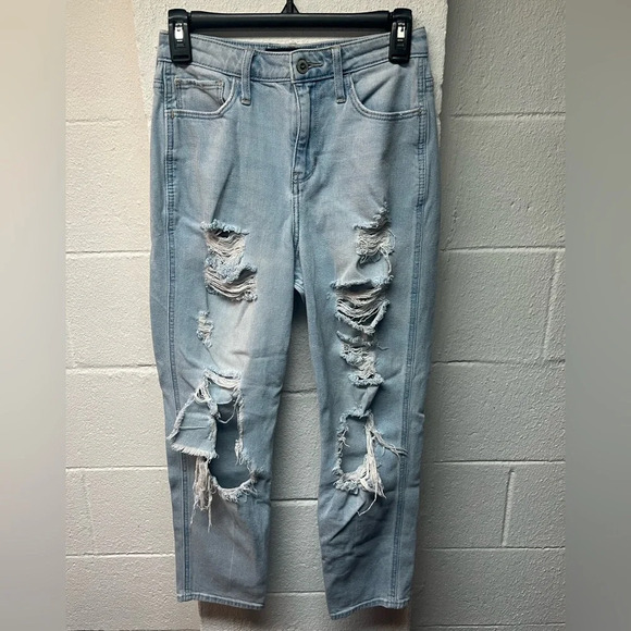 Hollister Denim - Hollister Women's Ultra High-Rise Ripped
Light Wash Mom Jeans in Light. Size 27